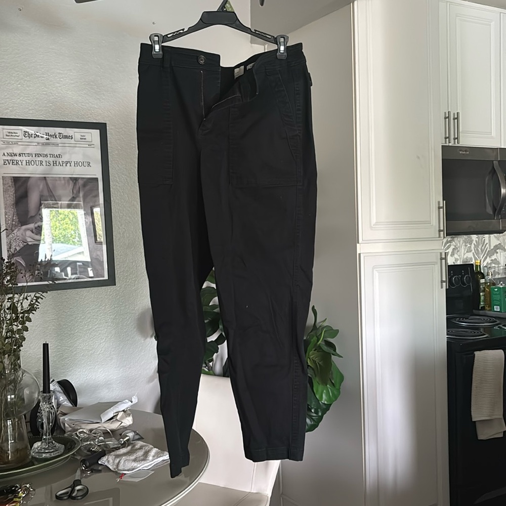 Fitted black pants
